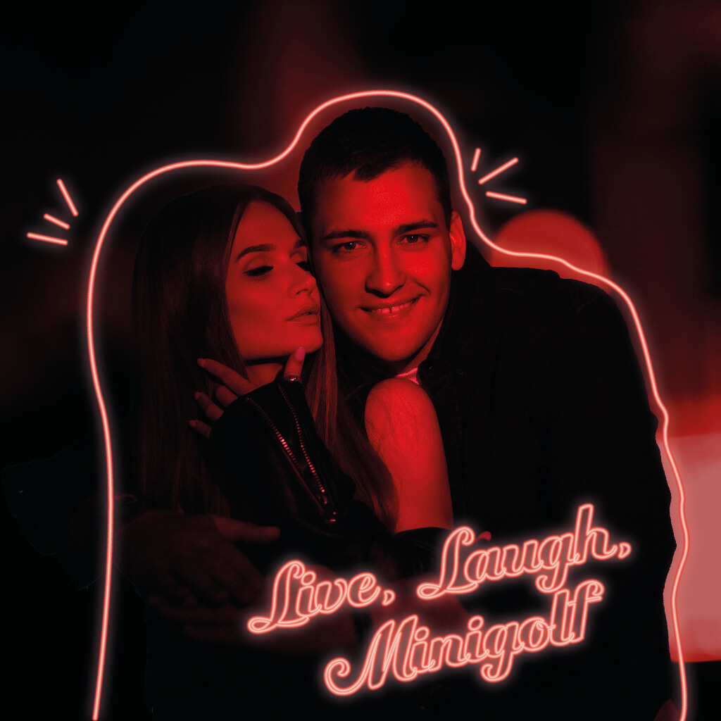 Porträt eines lächelnden Paares umrahmt von einem leuchtenden neonroten Herzkontur, mit dem Schriftzug "Live, Laugh, Minigolf" in Neonbuchstaben, eingetaucht in rotes Licht.
